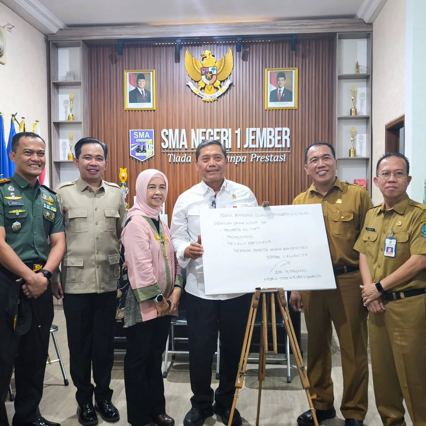 Kepala Staf Kepresidenan, Bupati Jember, dan Sekretaris Ditjen PAUD Dikdasmen Kunjungi SMA Negeri 1 