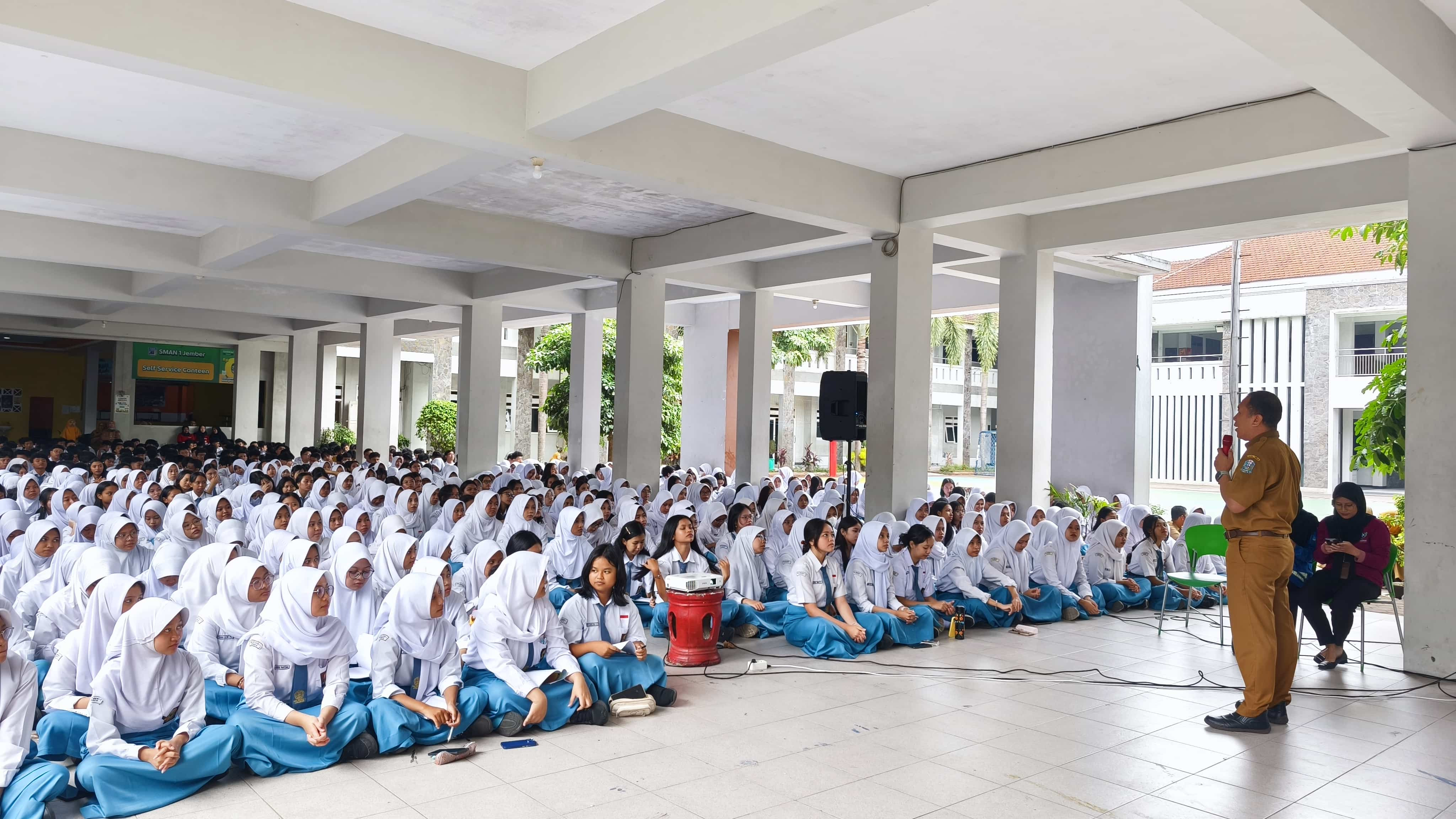 Hari Kedua Pelaksanaan Projek Kokurikuler SMA Negeri 1 Jember: Senam Anak Indonesia Hebat dan Semina