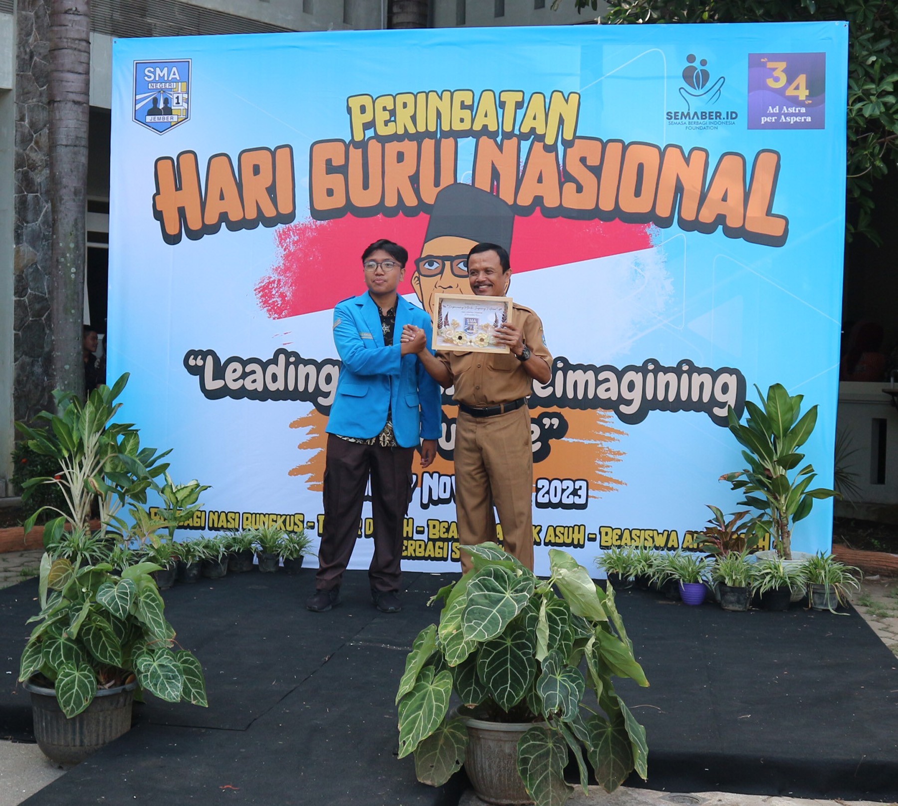 Semarak Peringatan Hari Guru Nasional Tahun 2023 di SMA Negeri 1 Jember