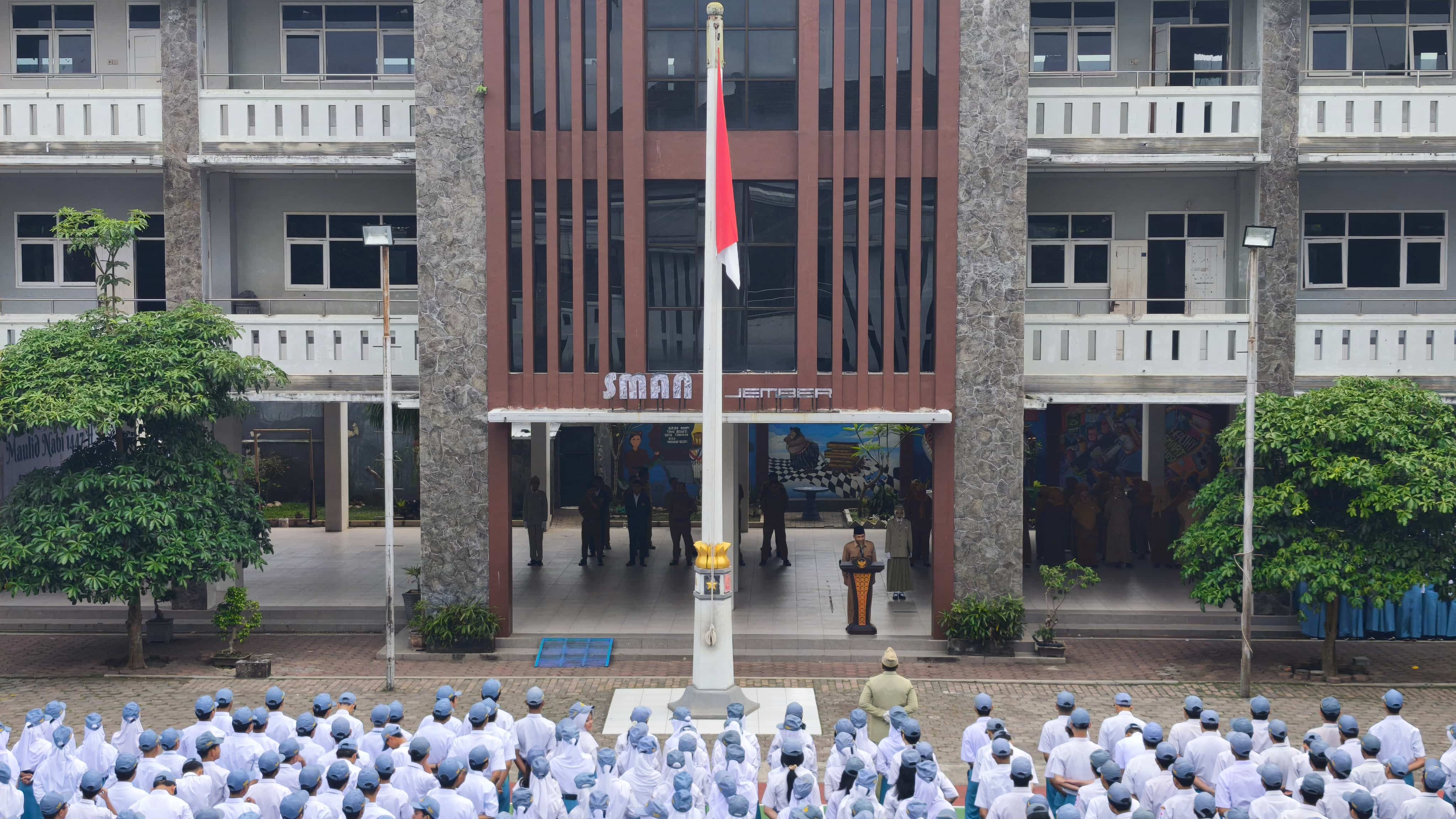 Upacara Bendera di SMA Negeri 1 Jember: Menumbuhkan Rasa Syukur dan Semangat Kebangsaan