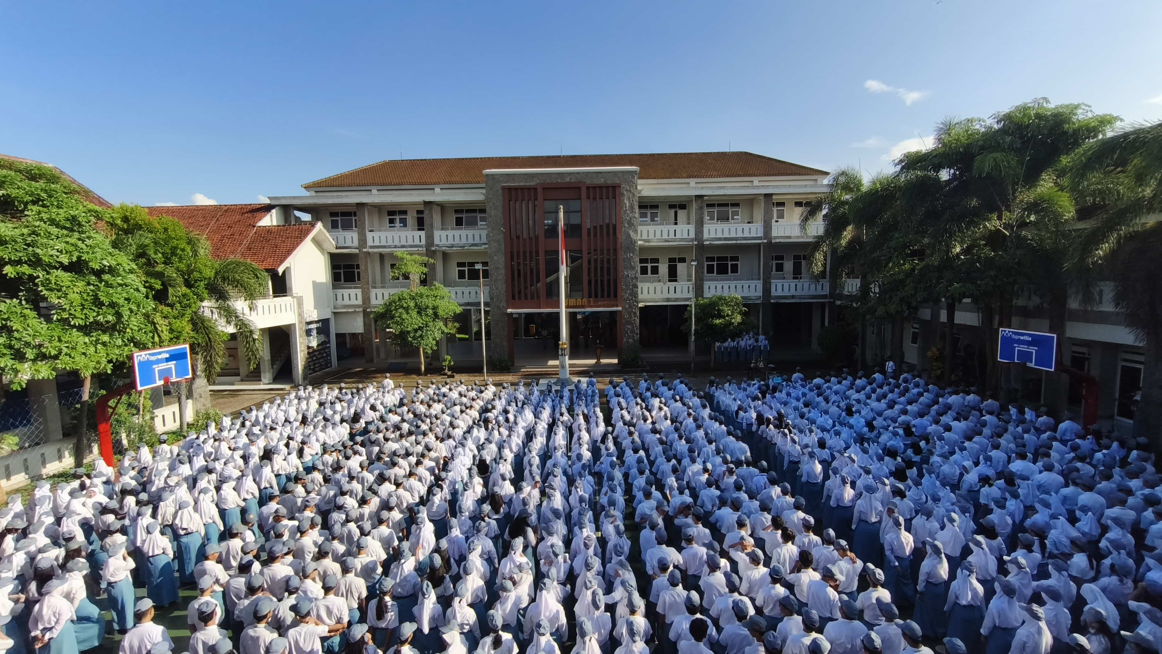 Apel Pagi SMAN 1 Jember: Kepala Sekolah Berikan Motivasi dan Apresiasi atas Prestasi Siswa