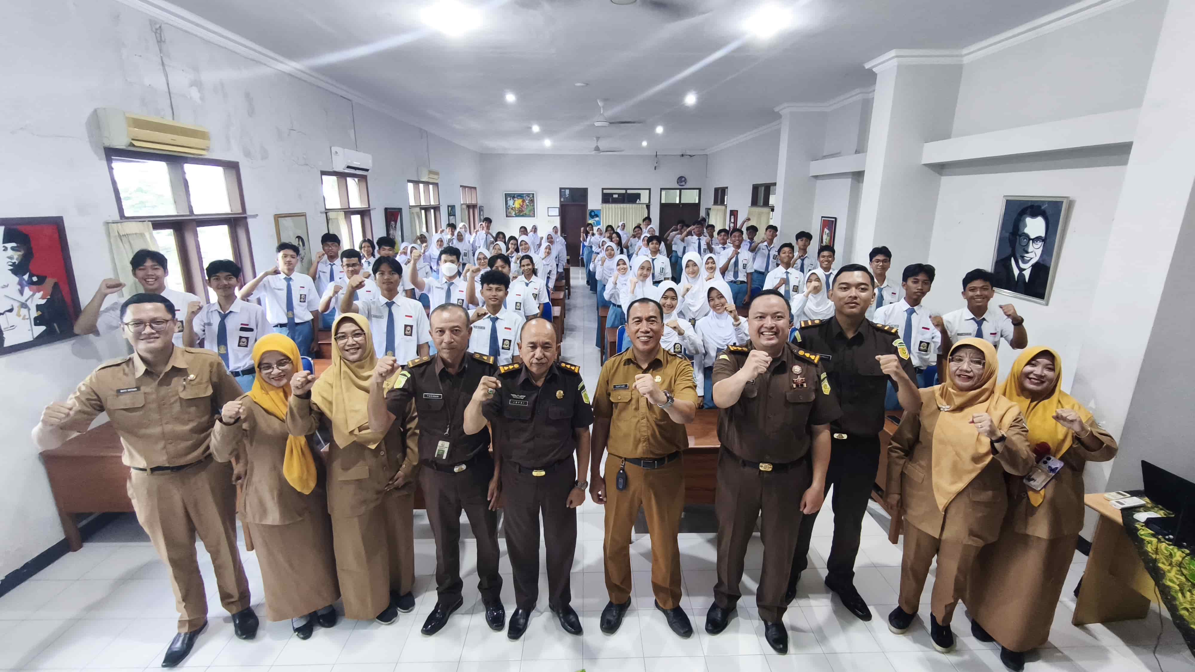 Jaksa Masuk Sekolah: Kejaksaan Negeri Jember Berikan Edukasi Hukum kepada Siswa SMA Negeri 1 Jember