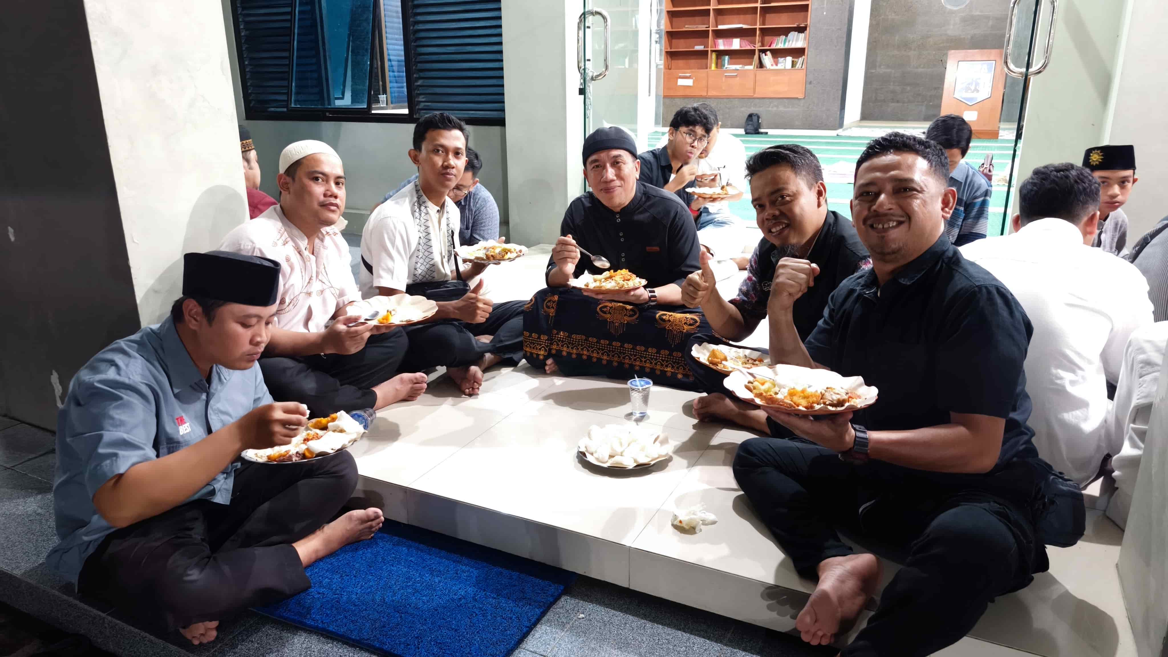 kegiatan Buka Bersama dan Salat Tarawih di SMA Negeri 1 Jember