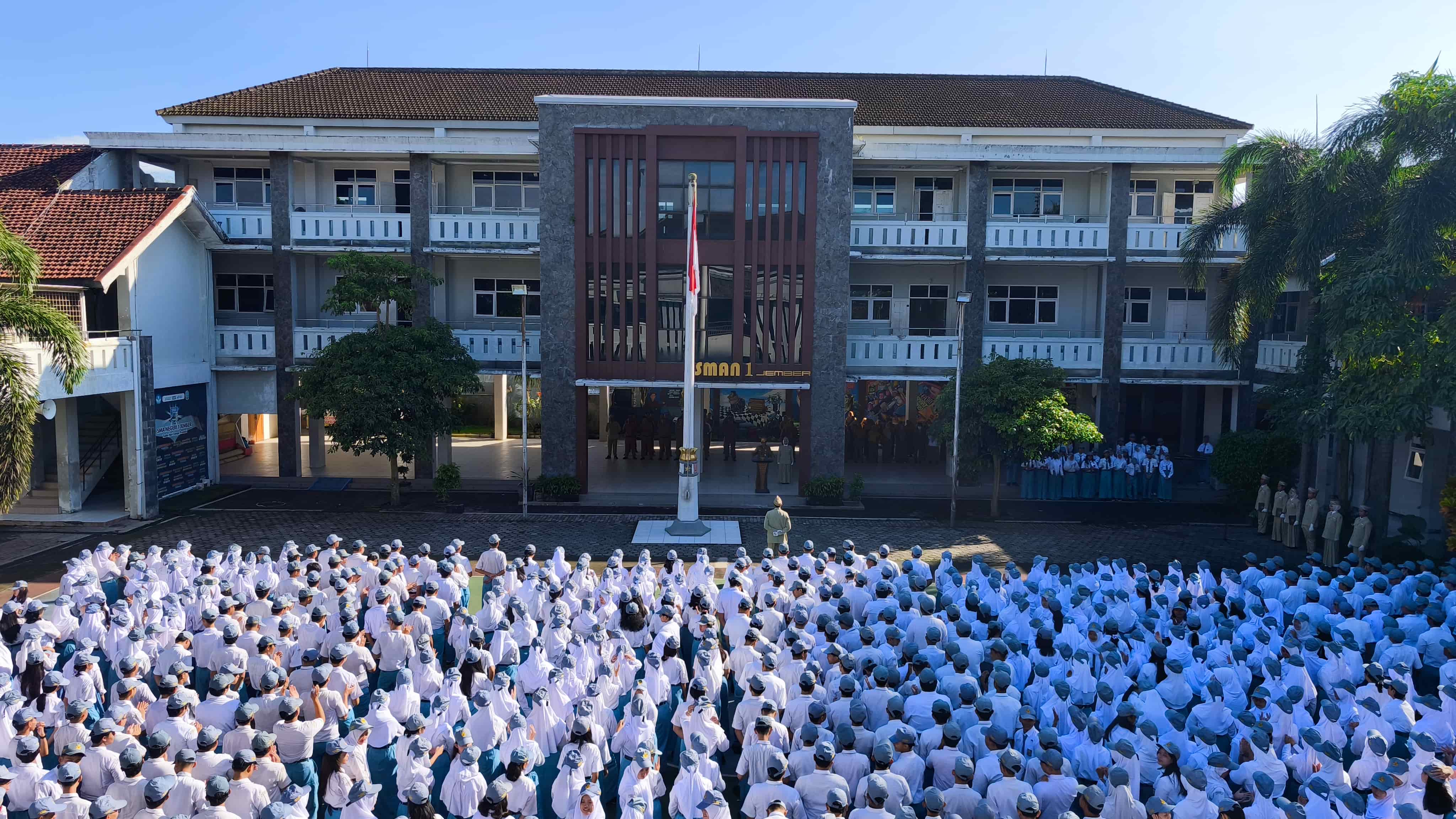 Momentum Kebersamaan: Upacara dan Halal Bihalal SMA Negeri 1 Jember