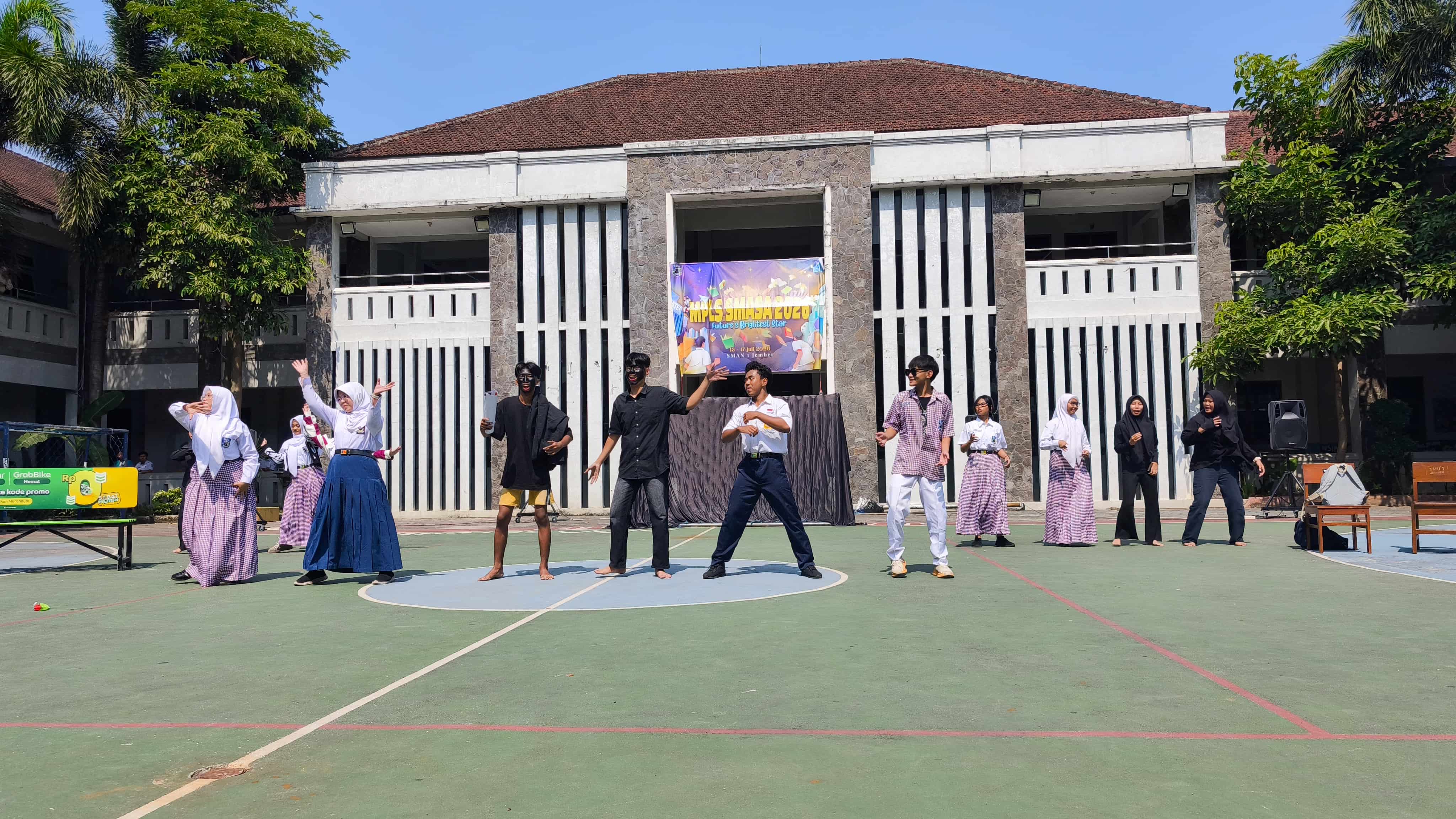 PENAMPILAN EKSTRAKURIKULER MPLS HARI KETIGA SMA NEGERI 1 JEMBER