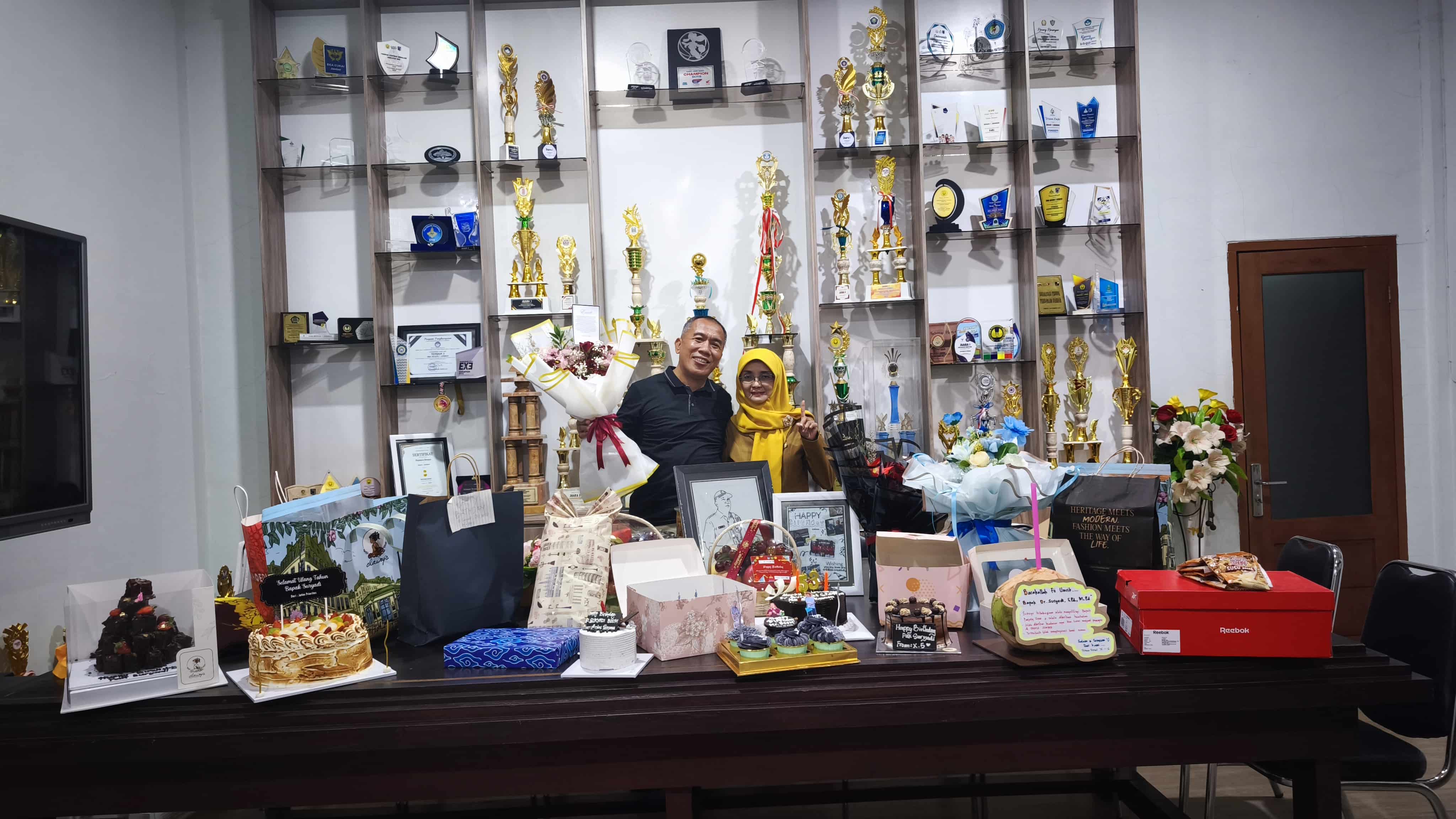 perayaan ulang tahun Kepala SMA Negeri 1 Jember, Dr. Suryadi, S.Pd., M.Pd.