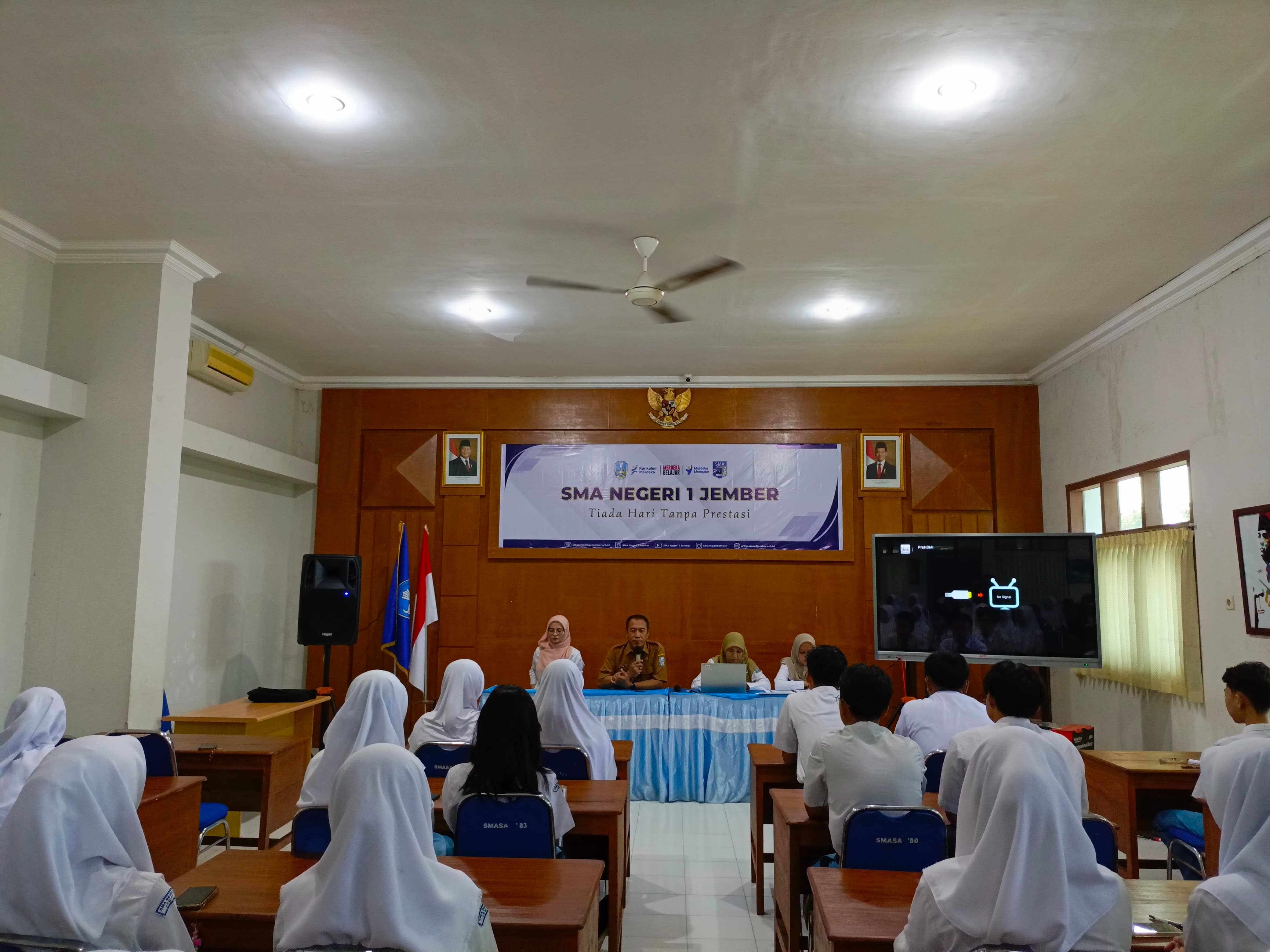 Kepala Sekolah Memberikan Motivasi dan Pengarahan kepada Siswa Kelas XII Eligible