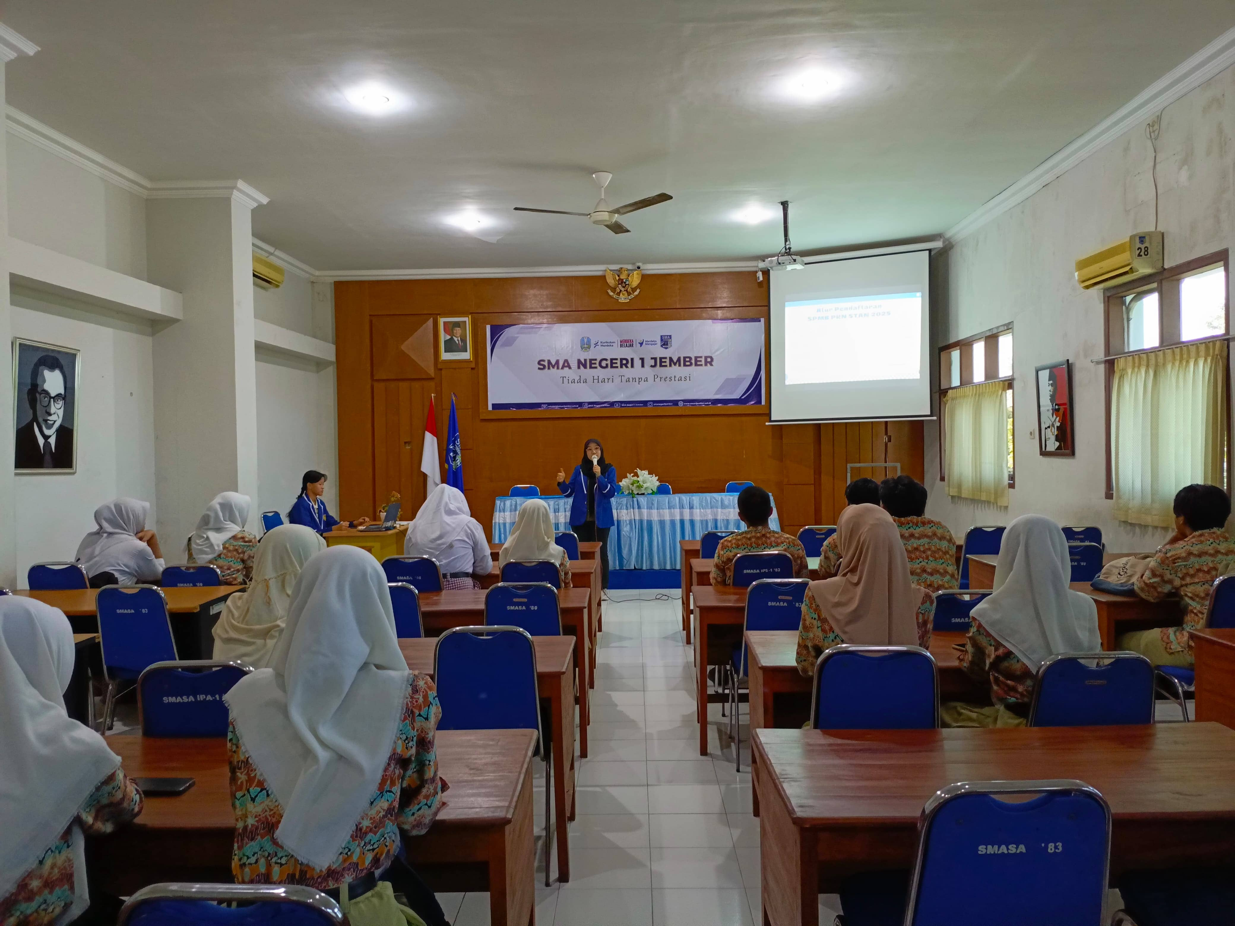  Sosialisasi Perguruan Tinggi Kedinasan: PKN STAN & POLTEKBANG di SMA Negeri 1 Jember