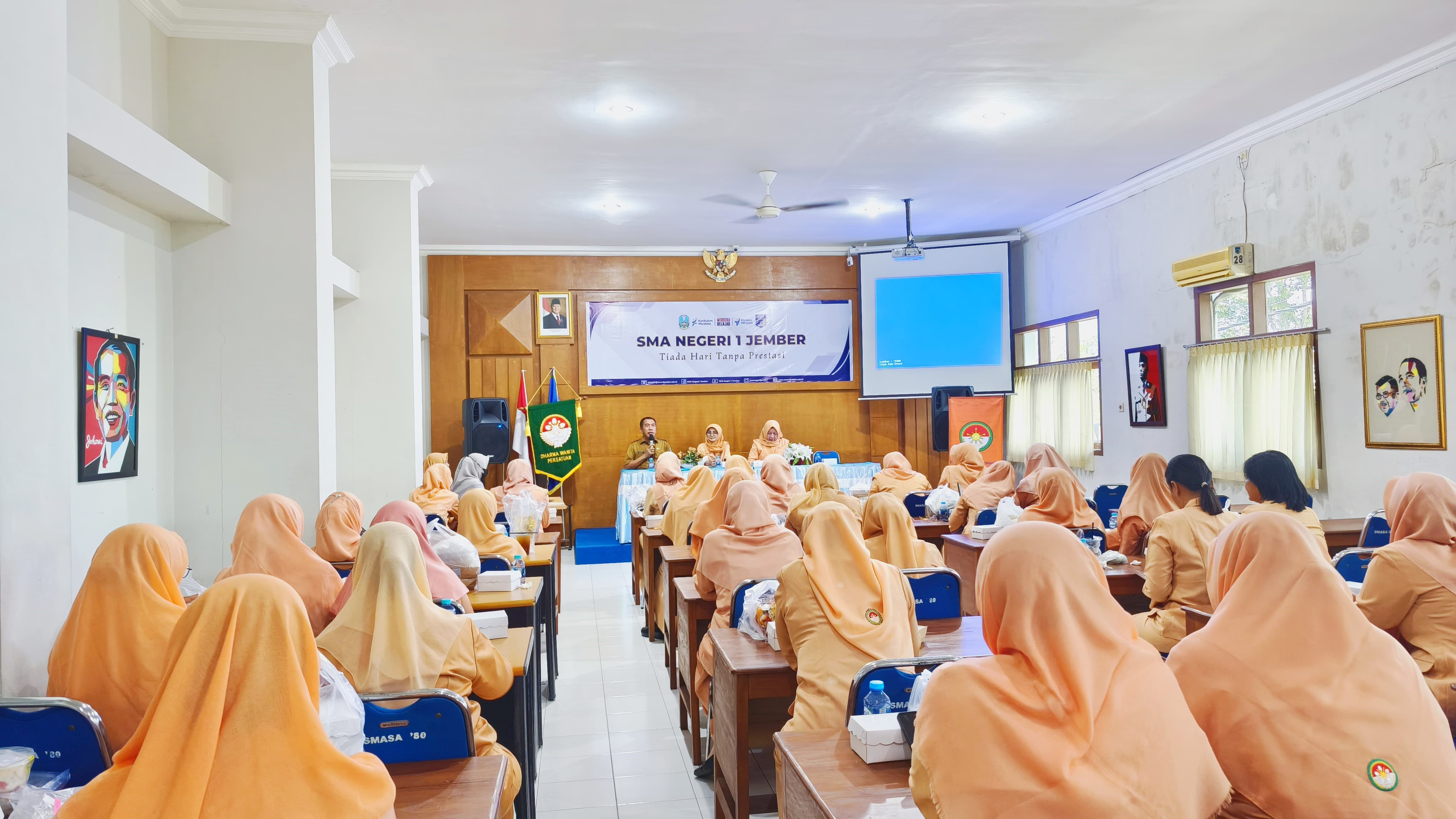 Pertemuan Anggota DWP SMAN 1 Jember Berjalan Lancar dan Penuh Kehangatan
