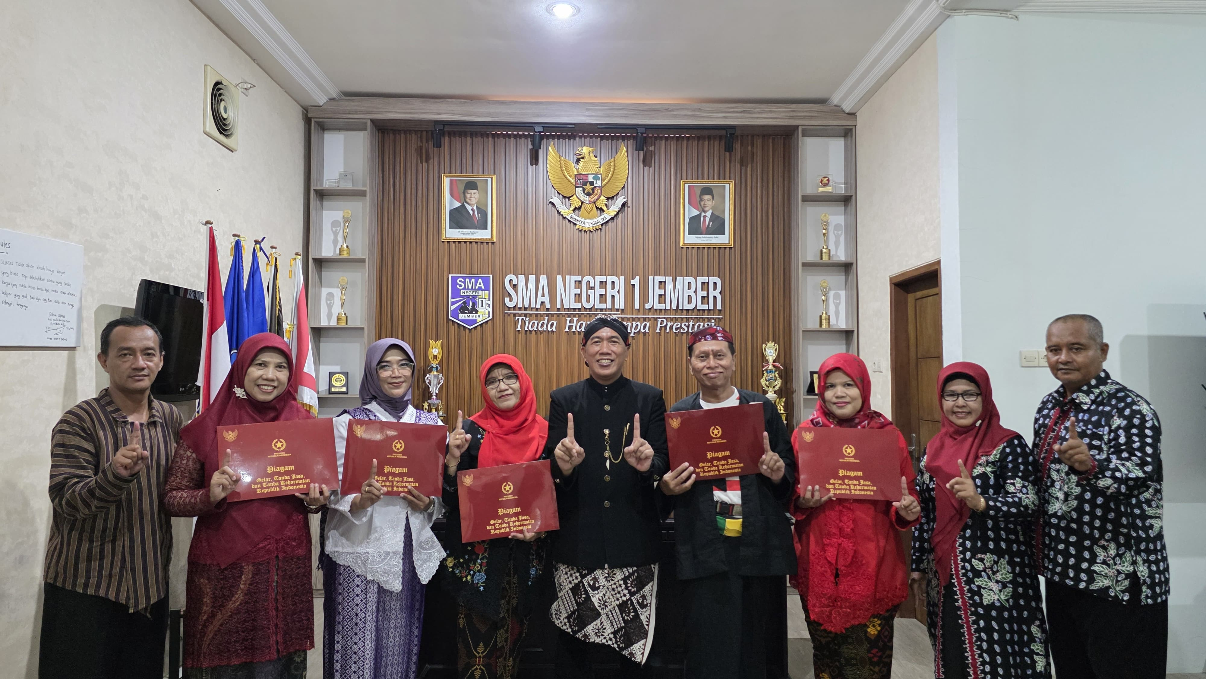 Sebanyak 10 guru dari SMA Negeri 1 Jember menerima Piagam Tanda Jasa dan Kehormatan Republik Indones