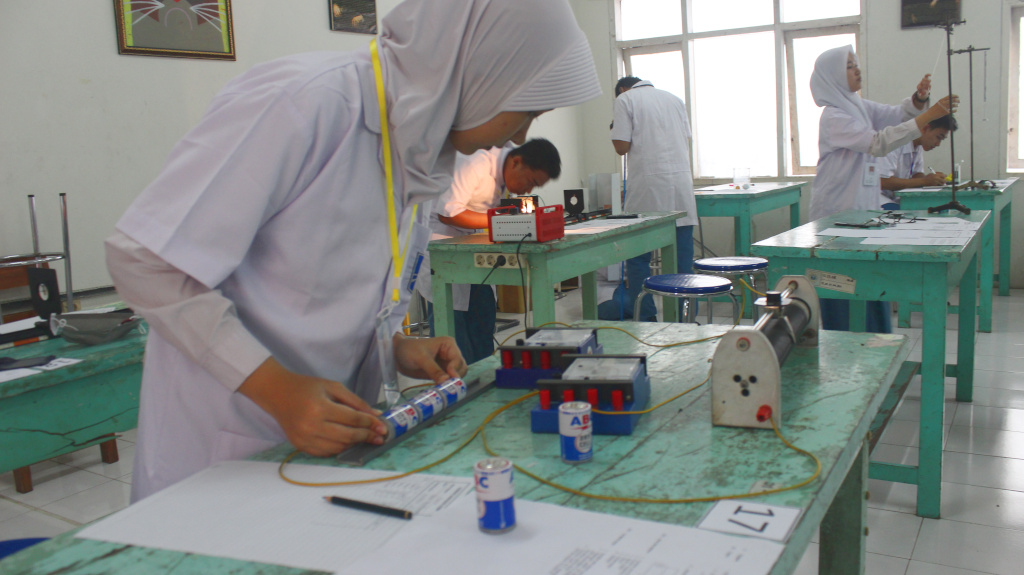Lab-Fisika.jpg